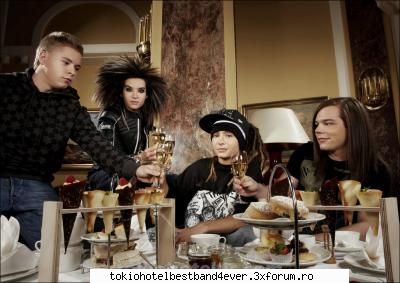 poze cu tokio hotel - masa de craciun 2008 - Tokio Hotel